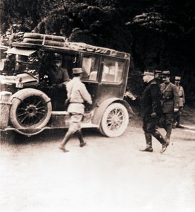 Französische Offiziere und Fahrzeug