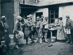 Französische Soldaten kehren aus den Schützengräben zurück und machen eine Pause zur Erfrischung, ca. 1914 von Unbekannt