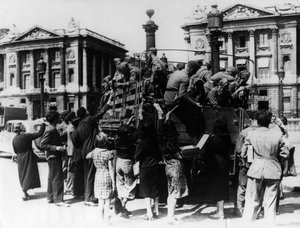 Französische Straßenverkäufer bieten Souvenirs einem Lastwagen voller deutscher Soldaten an, Paris, 27. Juli 1940