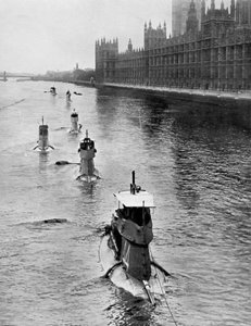 Französisches U-Boot Saphir Q44 und fünf weitere auf dem Weg von Gravesend nach London, Juli 1909 von Unbekannt