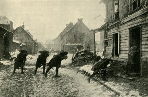 Französische Truppen überqueren eine Dorfstraße unter deutschem Beschuss, Erster Weltkrieg, 1914-1915, ca. 1920