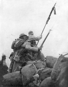 Französische Truppen mit ihrer Regimentsflagge, die 2. Schlacht von Champagne, Frankreich, 25. September 1915 von Unbekannt