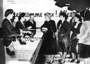 Französische Frauen melden sich für Kriegsarbeit in Deutschland, 1940-1944