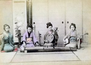 Geisha spielt traditionelle Musikinstrumente, Japan, 1880 von Unbekannt