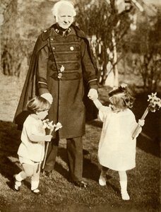 General Bramwell Booth mit seinen zwei Enkeln, 1929, 1935