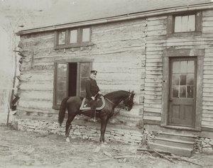 General Frederick Dent Grant zu Pferd vor der Hütte (Hardscrabble), die von seinem Vater, Ulysses S. Grant, gebaut wurde