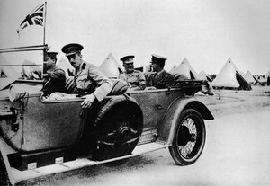 General Sir John Maxwell, Kommandeur der ägyptischen Truppen, fährt durch eines der Lager, 1915 von Unbekannt
