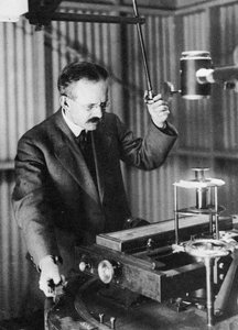 George Ellery Hale 1868-1938, amerikanischer Astronom, beobachtet Sonnenflecken, 1907