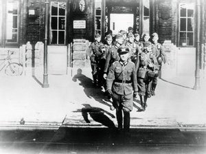 Deutscher Offizier führt seine Kompanie auf einen Bahnsteig, Paris, August 1940 von Unbekannt