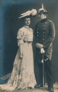 Deutsches Paar. Mit Mann in Paradeuniform, 1906 von Unbekannt