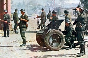 Deutsche Infanteristen mit leichter Feldartillerie, Russland, 1943