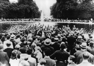 Deutsches Militärkonzert im Garten der Tuilerien, Paris, 15. August 1940