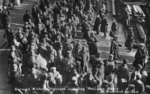 Deutsche Militärgefangene, darunter preußische Wachen in Southend-on-Sea, um 1914-1915 von Unbekannt