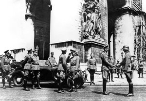 Deutsche Offiziere am Arc de Triomphe während der Siegesparade, Paris, Juni 1940