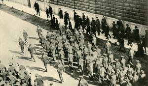 Deutsche Gefangene von der SMS Magdeburg in Petrograd, Russland...August 1914, ca. 1920 von Unbekannt