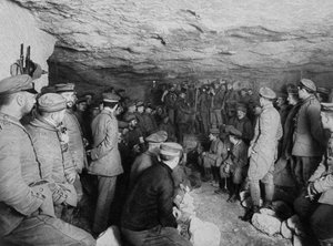 Deutsche Soldaten bei einem Konzert in einer Höhle, Frankreich, Erster Weltkrieg, 1915