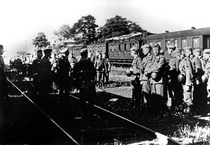 Deutsche Soldaten warten auf den Transport in einem Bahnhof in den Pariser Vororten, August 1940