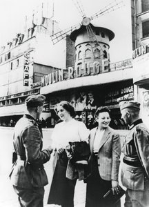 Deutsche Soldaten unterhalten sich mit französischen Frauen vor dem Moulin Rouge, besetztes Paris, Juni 1940 von Unbekannt