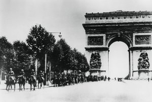 Deutsche Soldaten marschieren durch Paris, 14. Juni 1940