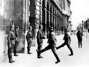 Deutsche Soldaten auf Wachdienst vor dem Hotel Crillon, Paris, 7. Oktober 1940