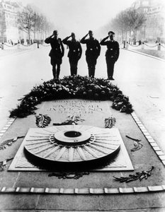 Deutsche Soldaten salutieren am Grab des unbekannten Soldaten, Paris, Dezember 1940