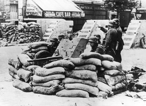 Deutsche Soldaten mit erbeuteter französischer Barrikade, nahe Paris, Juni 1940 von Unbekannt