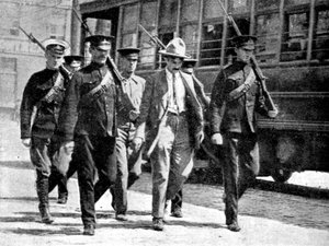 Deutscher Spion wird von den kanadischen Behörden ins Militärgefängnis eskortiert, Erster Weltkrieg, 1914