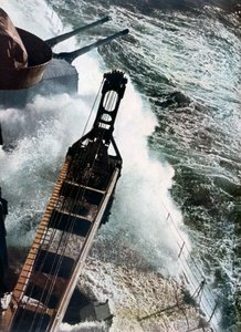 Deutsches Kriegsschiff kämpft gegen die Atlantikwellen, 1942 von Unbekannt