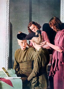 Deutsche Frauenmode, 1942 von Unbekannt