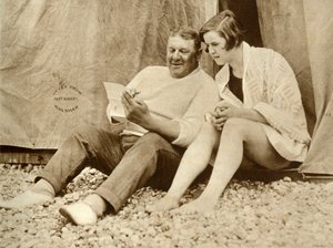 Gertrude Ederle erhält Ratschläge von ihrem Trainer Jabez Wolff, 1926, 1935