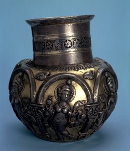 Vergoldeter Silberkrug mit tanzenden Mädchen, Sassaniden, 5. oder 6. Jahrhundert