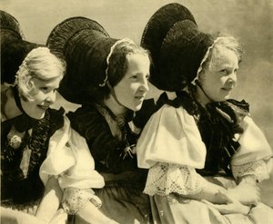 Mädchen in traditioneller Tracht, Vorarlberg, Österreich, ca. 1935