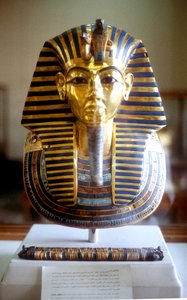 Gold- und Lapislazuli-Totenmaske von Tutanchamun, König von Ägypten, Mitte des 14. Jahrhunderts v. Chr.