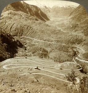 Große Zickzack-Schleifen der Straße vom Dyreskard-Pass hinunter zum Roldal-See, Norwegen, ca. 1905 von Unbekannt