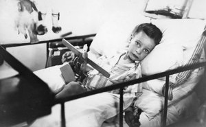 Griechischer Junge aus Pylos wird im Krankenzimmer des britischen Schlachtschiffs HMS Malaya gepflegt, 1938 von Unbekannt