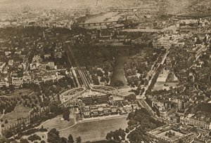 Grüne Wälder am Wasser von Westminster: Teil des Herrenhauses von Hyde unter dem Flügel des Doppeldeckers von Unbekannt