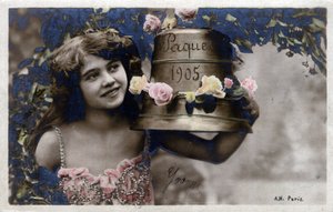 Osterkarte: ein lächelndes junges Mädchen posiert neben einer Glocke - Postkarte von 1905