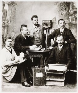 Gruppe von Fotografen und Assistenten mit Ausrüstung