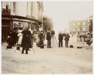 Gruppe von Fotografen, die auf der Straße fotografieren