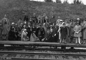 Gruppe von Touristen auf einem Bahnsteig, Abisko, Nordschweden, 1929