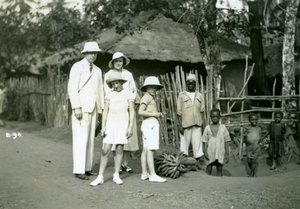 Gruppenporträt von Europäern und Einheimischen, Sierra Leone, 20. Jahrhundert von Unbekannt