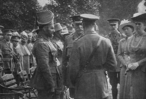 König Georg V. spricht mit Sir Walter Lawrence und Mir Dast, V.C., 25. August 1915, 1939 von Unbekannt