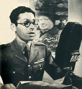 Er liest die Nachrichten auf Marokkanisch-Arabisch. Ein Mitglied der Freien Französischen Armee, 1942. von Unbekannt
