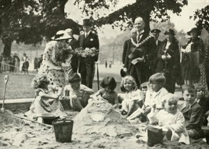 Ihre Majestät am neuen Spielplatz auf dem Gelände des alten Findelhauses von Unbekannt