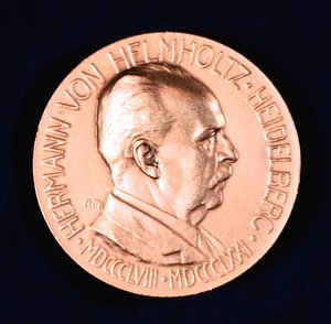 Hermann Ludwig Ferdinand von Helmholtz, deutscher Physiker und Physiologe, 1907 von Unbekannt