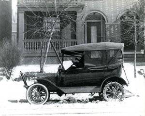 Hermann von Schrenk in einem Ford von 1916 vor seinem Haus in der McPherson 4139, St. Louis, Mo von Unbekannt