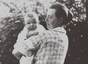 Hilde Mangold 1898-1924 mit ihrem Baby, 1924 von Unbekannt