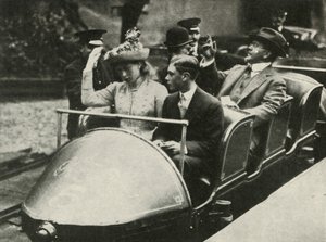 Seine Majestät und Prinzessin Mary auf der Alpenbahn, Earls Court Ausstellung, 1913, 1937 von Unbekannt