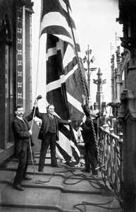 Hissen des Union Jack, Houses of Parliament, Westminster, ca. 1905 von Unbekannt