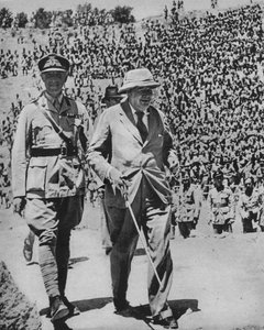 Heimkehr über die Schlachtfelder - Herr Churchill im antiken römischen Amphitheater in Karthago, 1943-44